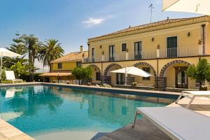 een groot zwembad voor een gebouw bij Dimora Cariga - Home & pool in Giarre