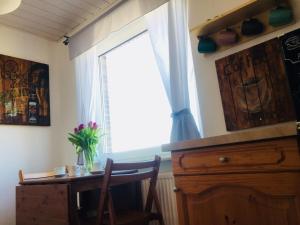 a dining room with a table and a window at Äpfel und Elbe in Bachenbrock