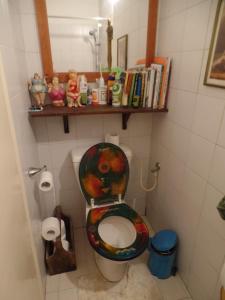 エルサレムにあるCozy Gardenのバスルーム(シートに絵画が飾られたトイレ付) +45枚の写真
