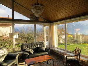 蒙特勒的住宿－Maison familiale à Montreux avec vue sur le lac，带沙发、桌子和窗户的客厅