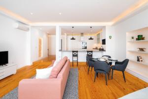 sala de estar con sofá rosa y mesa en WHome | Combro Luxury Apartment, en Lisboa