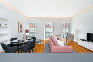 リスボンにあるWHome | Combro Luxury Apartmentのリビングルーム(ピンクのソファ、テーブル付)