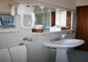 a bathroom with a sink and a shower with a mirror at A casa di Gianna B&B in Rieti