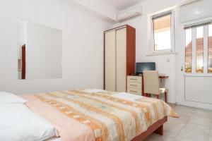 Postel nebo postele na pokoji v ubytování Apartments & Rooms Konoba Tomić