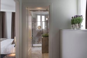 łazienka z prysznicem oraz pokój z łóżkiem w obiekcie Residenza Ducato w Wenecji
