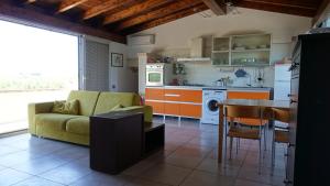ArnesanoにあるMasseria Donna Lauraのキッチン、リビングルーム(ソファ、テーブル付)