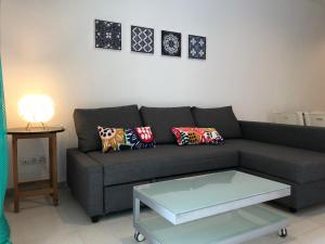 Sala de estar con sofá gris y mesa en Apartament Centre ciutat, en Tarragona