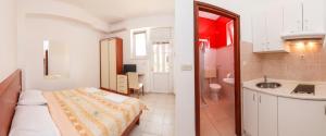 Postel nebo postele na pokoji v ubytování Apartments & Rooms Konoba Tomić