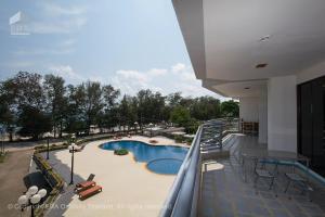 vistas a la piscina desde el balcón de un edificio en Rayong by Milanee, en Ban Phe