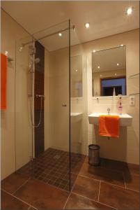 ein Bad mit einer Dusche und einem Waschbecken in der Unterkunft Haus Margaritta Top 4 in Damüls