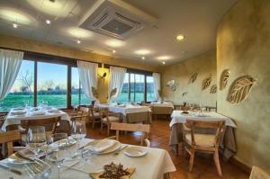 Restoran või mõni muu söögikoht majutusasutuses Hotel Llano Tineo