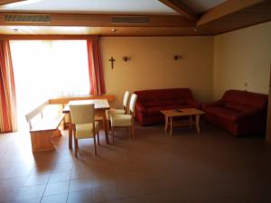 sala de estar con sofá rojo y mesa en Ferienwohnung Strohmaier, en Kitzeck im Sausal