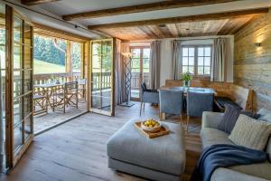 sala de estar con sofá y mesa en Chiemsee Chalet, en Frasdorf