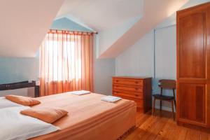 Postel nebo postele na pokoji v ubytování Apartments & Rooms Konoba Tomić