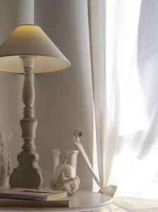 una lámpara sentada en una mesa junto a una ventana en Ca D'Ancioa, en Moneglia