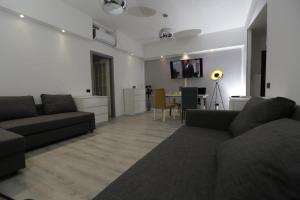 - un salon avec deux canapés et une salle à manger dans l'établissement Central Panoramic Suite Rimini, à Rimini