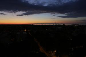 Blick auf eine Stadt bei Sonnenuntergang in der Unterkunft Central Panoramic Suite Rimini in Rimini