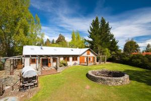 a house with a large yard with a fire pit at Mataura Lodge Athol in Athol