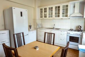 eine Küche mit Holztisch und Kühlschrank in der Unterkunft Vip Apart Hotel in Bursa