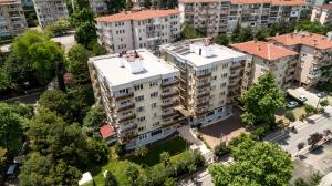 eine Draufsicht auf ein Gebäude in einer Stadt in der Unterkunft Vip Apart Hotel in Bursa