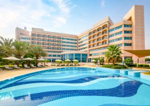 Bazén v ubytování Danat Jebel Dhanna Resort nebo v jeho okolí