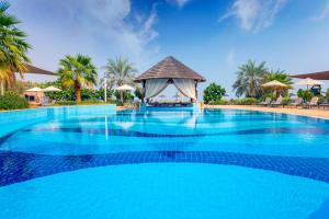 Bazén v ubytování Danat Jebel Dhanna Resort nebo v jeho okolí