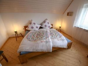 Un dormitorio con una cama grande con almohadas. en Landhaus Hillebrand en Trendelburg