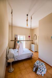 サンタ・マリア・ディ・カステッラバーテにあるIl Panorama Housing Cilentoのベッドルーム1室(ベッド1台、椅子付)