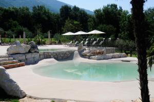 Bazén v ubytování Hotel La Grotte nebo v jeho okolí