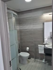 Ванна кімната в Camere de inchiriat Central La Calciu