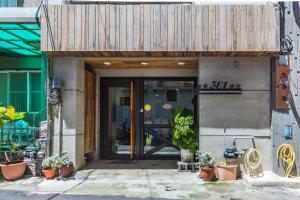 墾丁にあるWarehouse Innの鉢植えの建物への扉