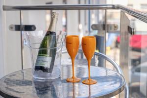 uma mesa de vidro com uma garrafa de vinho e dois copos em The Point em Exmouth