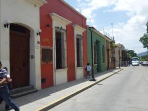 een straat in een stad met kleurrijke gebouwen bij Hotel Casa Pereyra in Oaxaca City