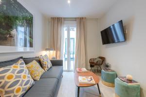 - un salon avec un canapé et une table dans l'établissement Sophisticated brand new flat, à Madrid