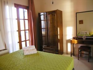 A bed or beds in a room at Emerald