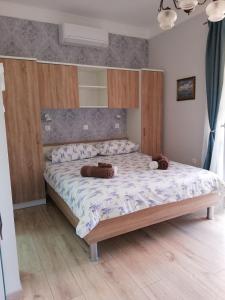 A bed or beds in a room at APARTMAN LUŠETIĆ