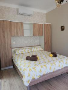 sypialnia z łóżkiem z dwoma torbami w obiekcie APARTMAN LUŠETIĆ w mieście Opatija