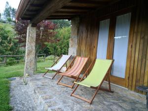 3 sillas y una mesa en un patio en Quinta do Espigueiro, en Celorico de Basto