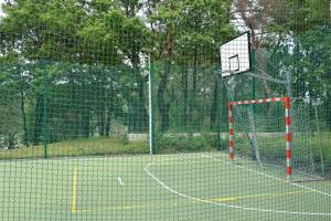 Tenis alebo squash v ubytovaní Natura Apartament alebo jeho okolí