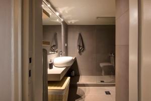 Kúpeľňa v ubytovaní Brand new Modern Apartment with satellite TV + 9 fotografií