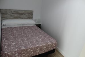 Posteľ alebo postele v izbe v ubytovaní Apartamentos Angelita Plaza Beach