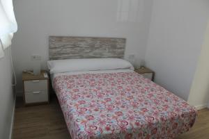 Posteľ alebo postele v izbe v ubytovaní Apartamentos Angelita Plaza Beach