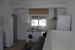 Kuchyňa alebo kuchynka v ubytovaní Apartamentos Angelita Plaza Beach