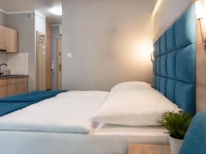 Una cama o camas en una habitación de VacationClub – Cesarskie Ogrody