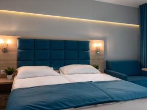 Una cama o camas en una habitación de VacationClub – Cesarskie Ogrody