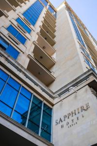 un edificio con un cartel en el costado en Sapphire Hotel en Baku