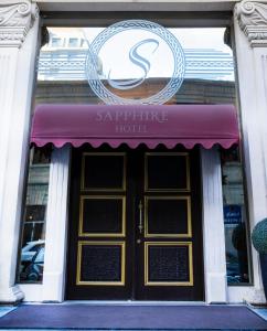 ein Schild über der Tür eines Hotels in der Unterkunft Sapphire Hotel in Baku