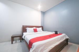 Postel nebo postele na pokoji v ubytování RedDoorz Plus near Green Pramuka Square Mall