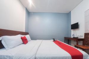 Postel nebo postele na pokoji v ubytování RedDoorz Plus near Green Pramuka Square Mall