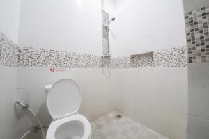Koupelna v ubytování RedDoorz Plus near Green Pramuka Square Mall